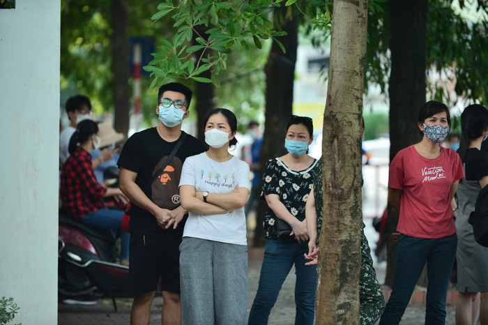 Những ánh mắt của phụ huynh hướng về điểm thi của con em mình