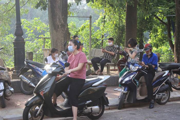 Nhiều phụ huynh ở lại đợi con mình kết thúc giờ làm bài