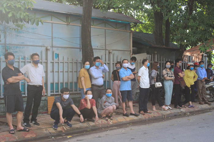 Cha mẹ các sĩ tử cũng không khỏi thấp thỏm lo lắng trước ngày thi quan trọng