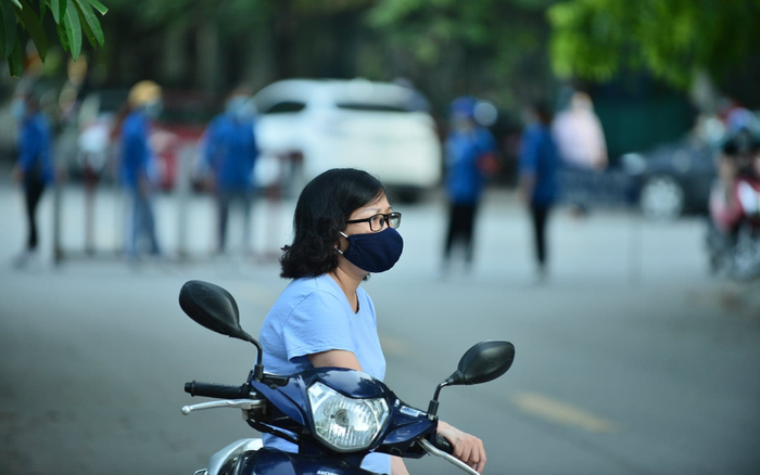 Thi tốt nghiệp THPT 2020: Nhiều phụ huynh ở lại cổng trường đợi thí sinh kết thúc giờ làm bài, gương mặt lộ rõ lo lắng Ảnh 2