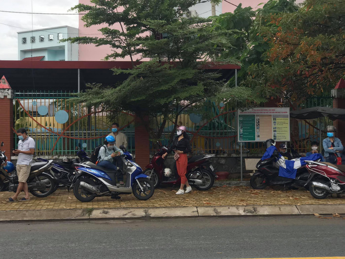 Sau khi đưa con đến điểm thi, nhiều phụ huynh đứng bên ngoài cổng trường đợi thí sinh. 