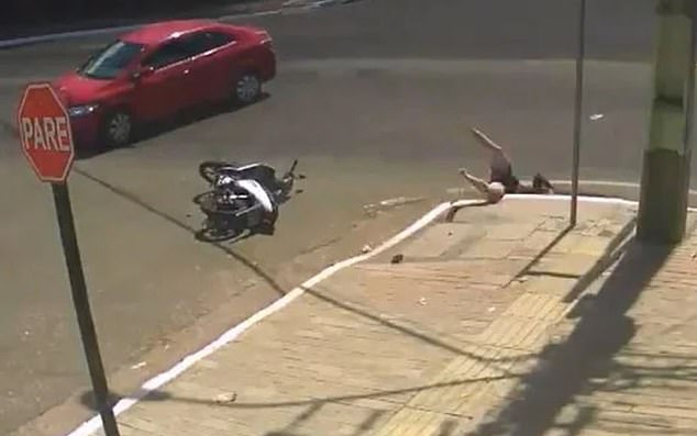 Clip: Bị ô tô đâm trúng, người phụ nữ đi xe máy bị hất văng xuống cống thoát nước Ảnh 2