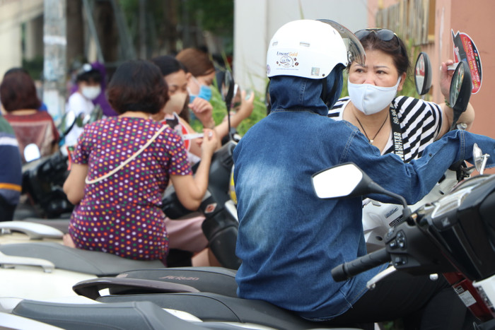 Phụ huynh vật vờ chờ sĩ tử trong kỳ thi đặc biệt nhất lịch sử: 'Cả đời con có ngày thi quan trọng nhất, tôi ở đây chờ thấy con bước từ phòng thi ra' Ảnh 5