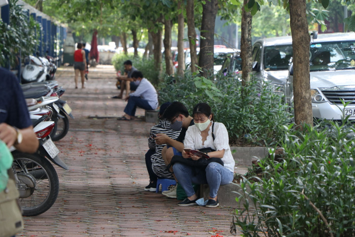 Phụ huynh lo lắng đứng chờ bên ngoài.