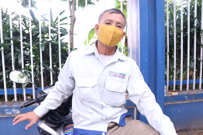 Ông Khoa bảo, cả đời con thi 1 lần nên muốn đợi con bên ngoài cho con yên tâm.