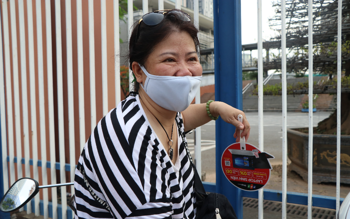 Phụ huynh vật vờ chờ sĩ tử trong kỳ thi đặc biệt nhất lịch sử: 'Cả đời con có ngày thi quan trọng nhất, tôi ở đây chờ thấy con bước từ phòng thi ra' Ảnh 2