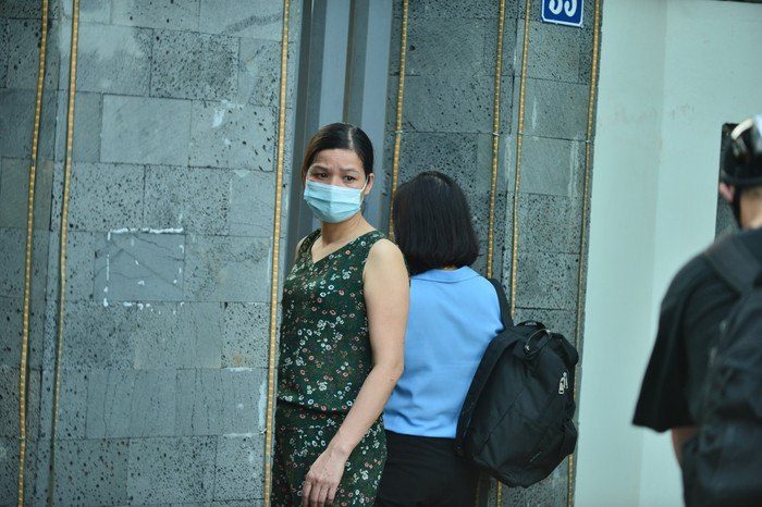 Hình ảnh cha mẹ luôn dõi theo từng bước chân của con mình.