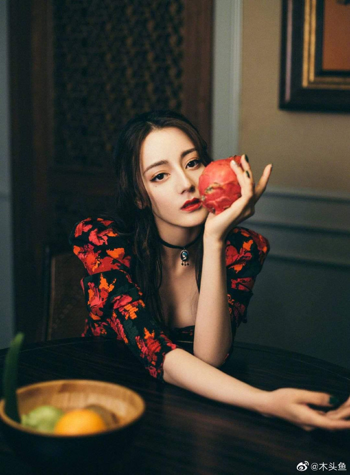 Địch Lệ Nhiệt Ba mặc váy hoa khoe trọn eo thon, leo lên hạng 3 hot search Ảnh 5