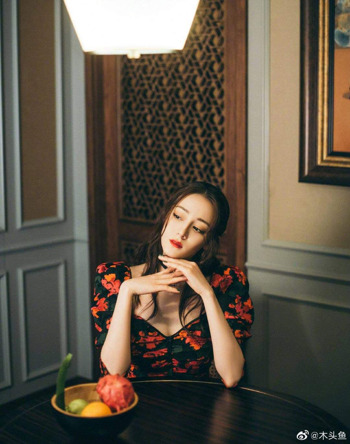 Địch Lệ Nhiệt Ba mặc váy hoa khoe trọn eo thon, leo lên hạng 3 hot search Ảnh 6