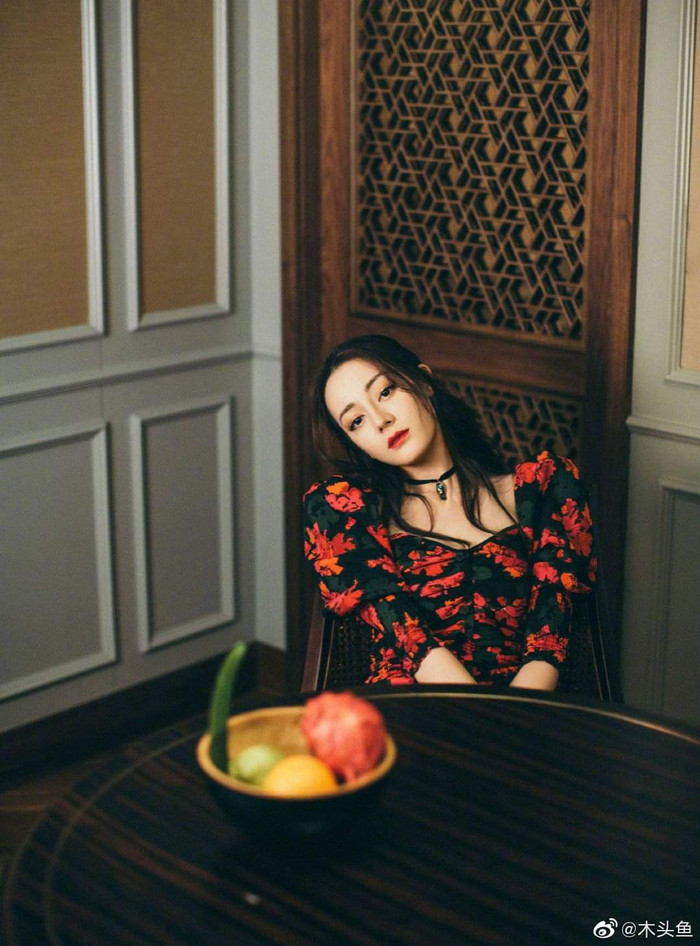 Địch Lệ Nhiệt Ba mặc váy hoa khoe trọn eo thon, leo lên hạng 3 hot search Ảnh 4