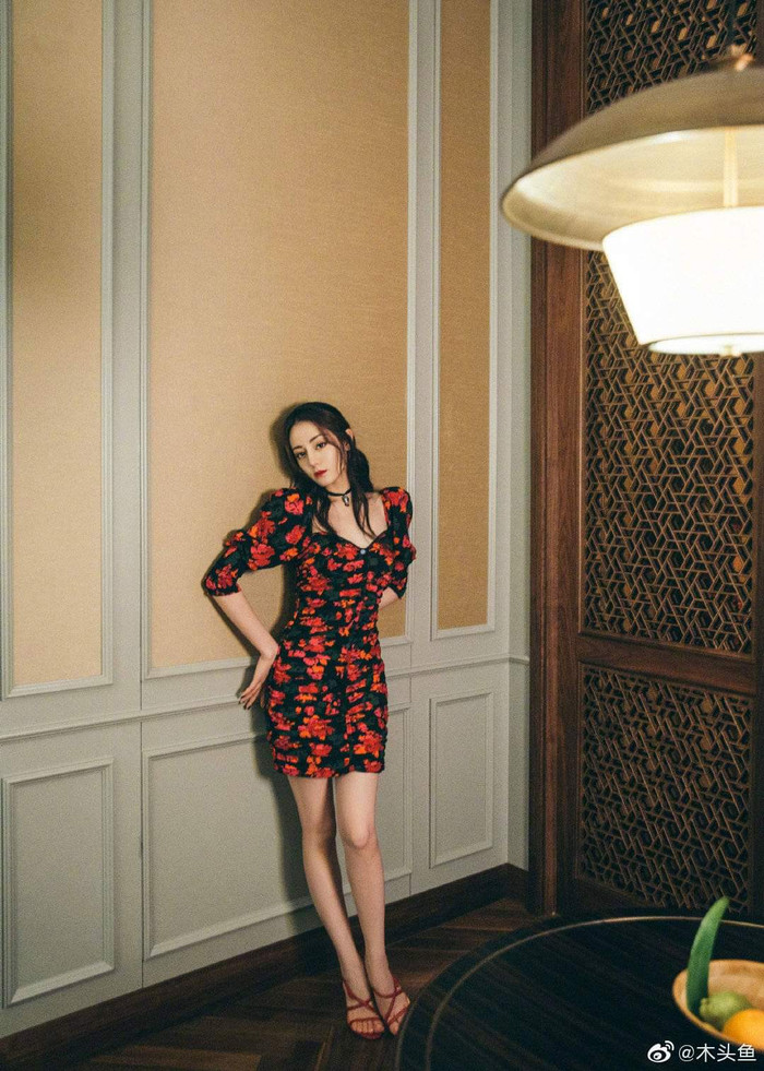 Địch Lệ Nhiệt Ba mặc váy hoa khoe trọn eo thon, leo lên hạng 3 hot search Ảnh 3