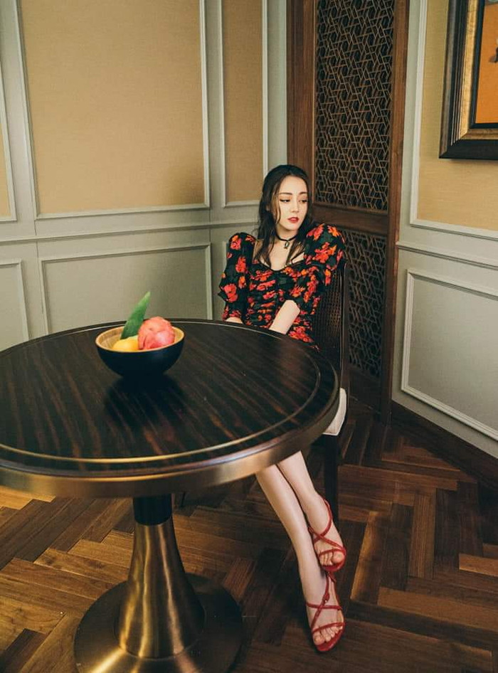 Địch Lệ Nhiệt Ba mặc váy hoa khoe trọn eo thon, leo lên hạng 3 hot search Ảnh 10