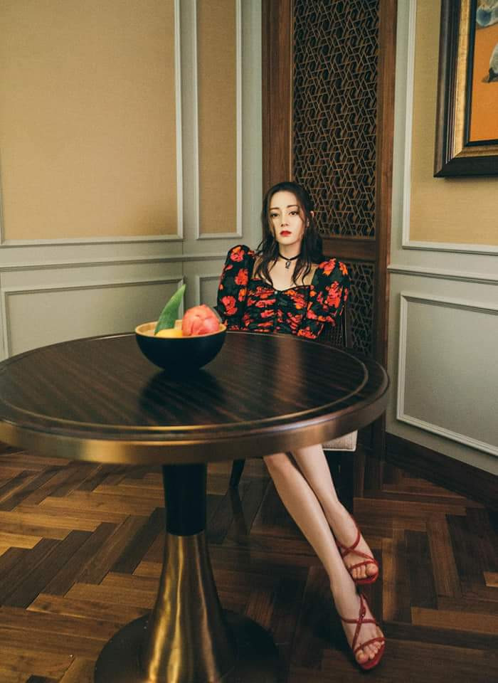 Địch Lệ Nhiệt Ba mặc váy hoa khoe trọn eo thon, leo lên hạng 3 hot search Ảnh 8