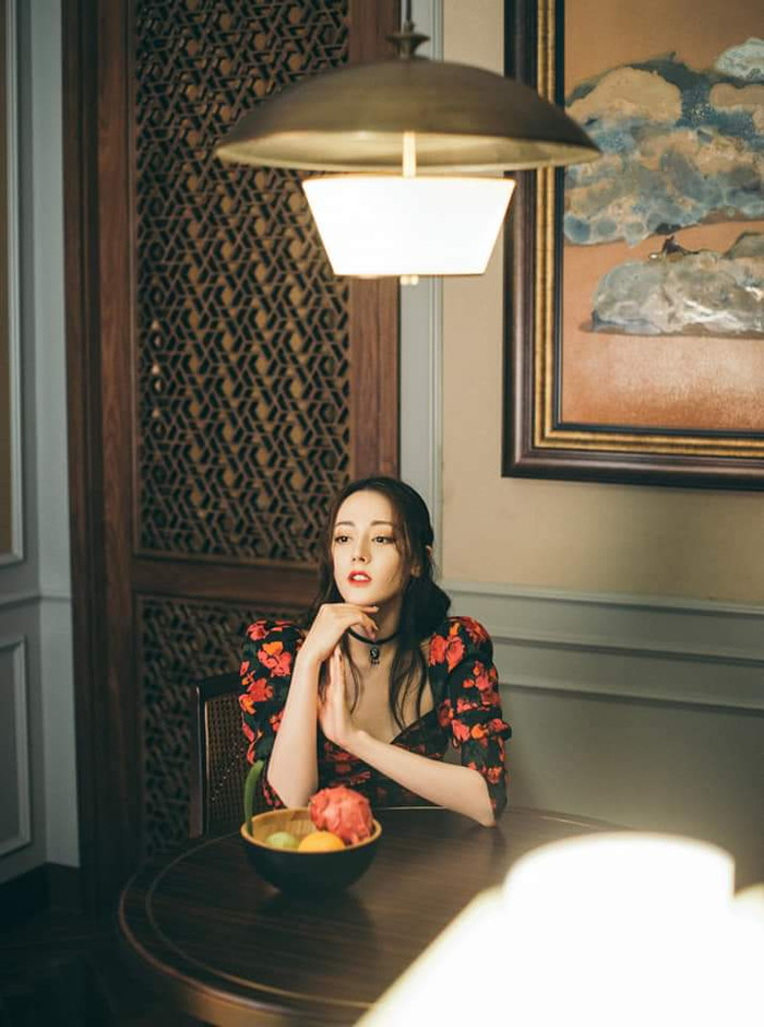 Địch Lệ Nhiệt Ba mặc váy hoa khoe trọn eo thon, leo lên hạng 3 hot search Ảnh 7