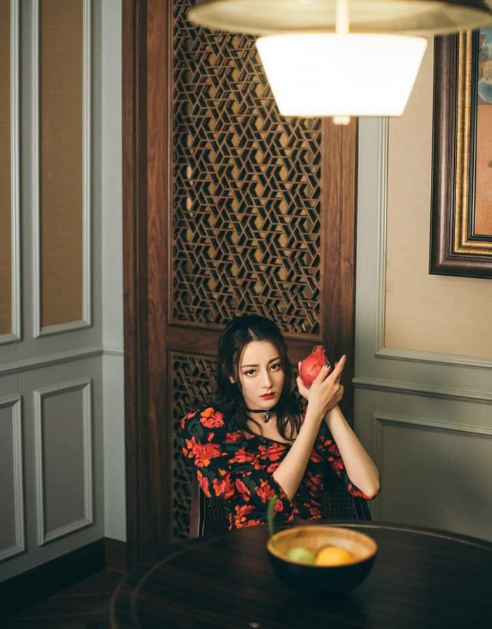 Địch Lệ Nhiệt Ba mặc váy hoa khoe trọn eo thon, leo lên hạng 3 hot search Ảnh 9