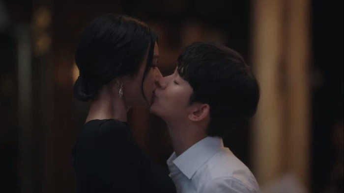 Và nụ hộn 'liêm sỉ' là kết thúc tập 15 Điên thì có sao 