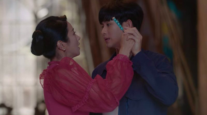 Moon Young định giết bà Park nhưng Gang Tae đã kịp ngăn cản 