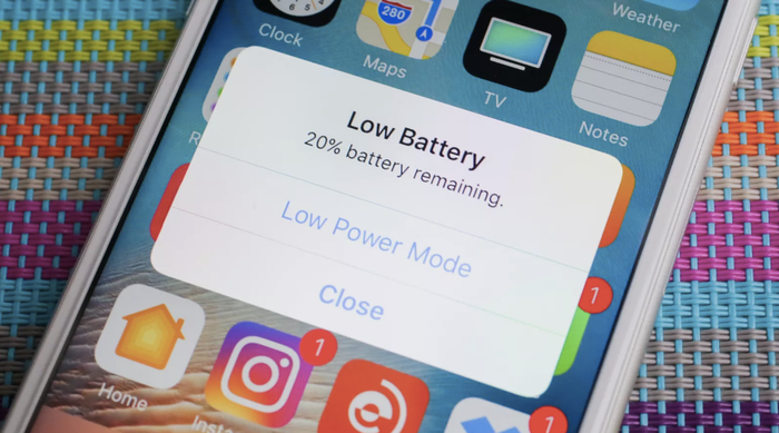 Khi 'Chế độ nguồn điện thấp' được kích hoạt, màn hình của thiết bị sẽ tự động giảm độ sáng, thời gian máy tự động khoá cũng nhanh hơn. (Ảnh: ZDNet)