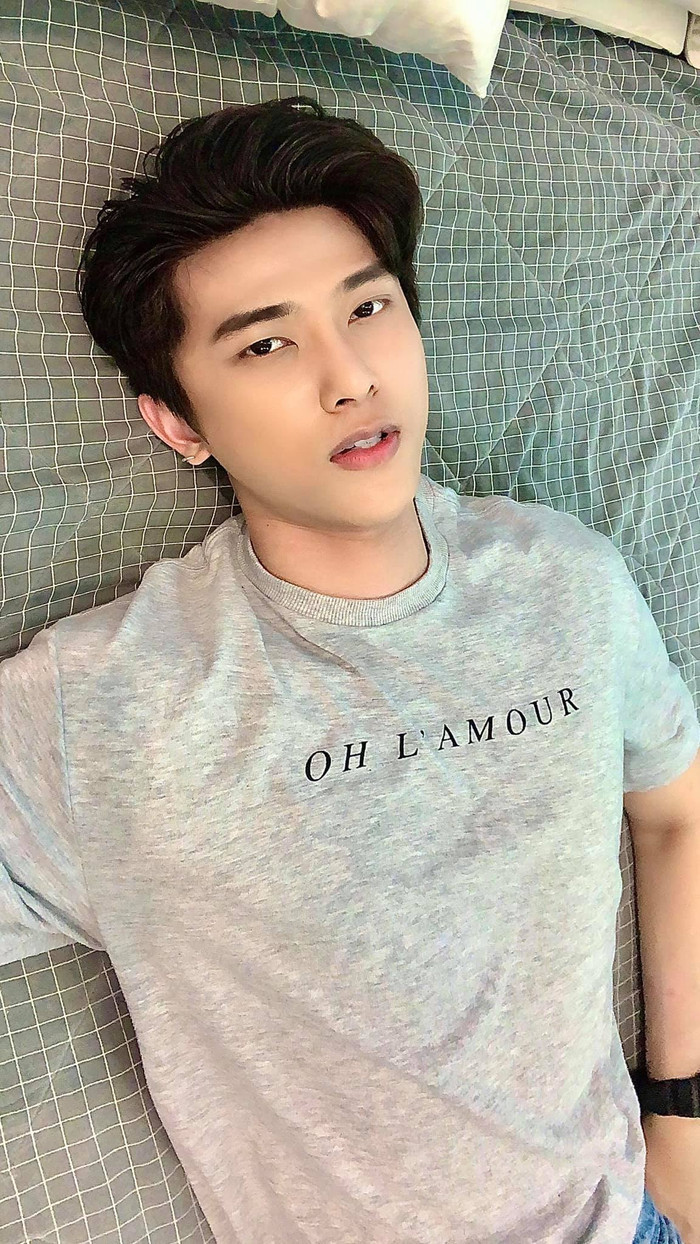 Hát cỡ nào cũng mê nhưng lại không được ngắm nghía gương mặt này thì đúng là thiếu quá thiếu.