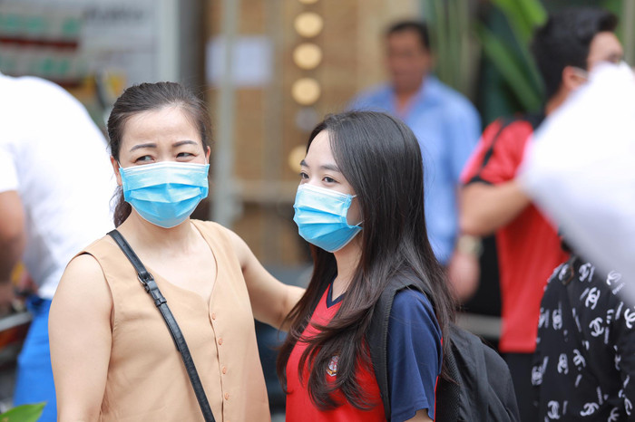 Xúc động hình ảnh phụ huynh và thí sinh vui mừng ôm, dắt tay nhau sau môn thi đầu tiên Ảnh 8