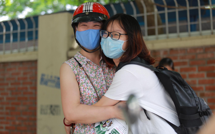 Xúc động hình ảnh phụ huynh và thí sinh vui mừng ôm, dắt tay nhau sau môn thi đầu tiên Ảnh 2