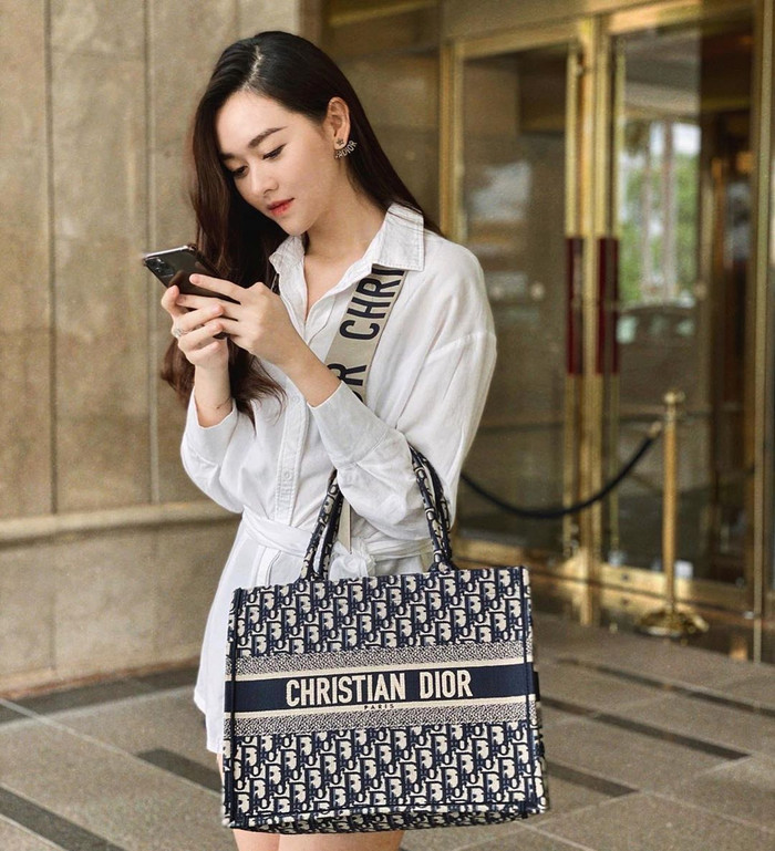 Á hậu Tường San diện full cây đồ hiệu khoe chân dài cực phẩm.