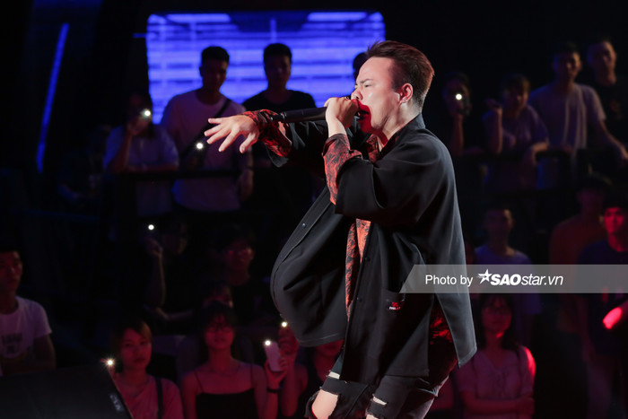Lần đầu ở Việt Nam, rap kết hợp với ca trù giúp R.E.V gây bão mạng xã hội sau đêm thi King Of Rap Ảnh 9