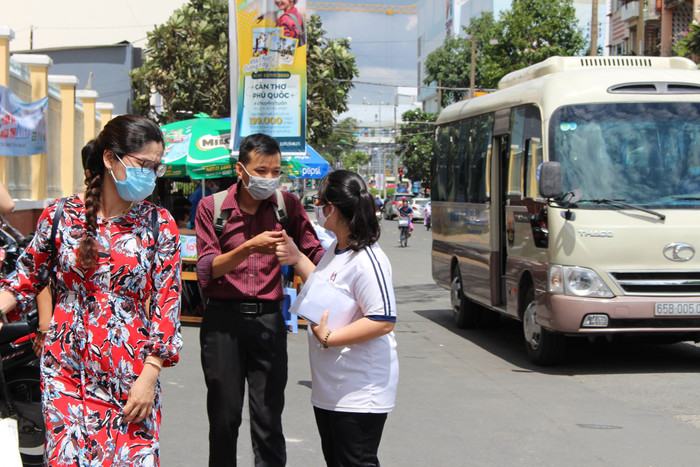 Thí sinh làm bài môn Toán kỳ thi tốt nghiệp THPT có mặt sớm, tiếp tục được đo thân nhiệt và xịt sát khuẩn phòng COVID-19 Ảnh 20