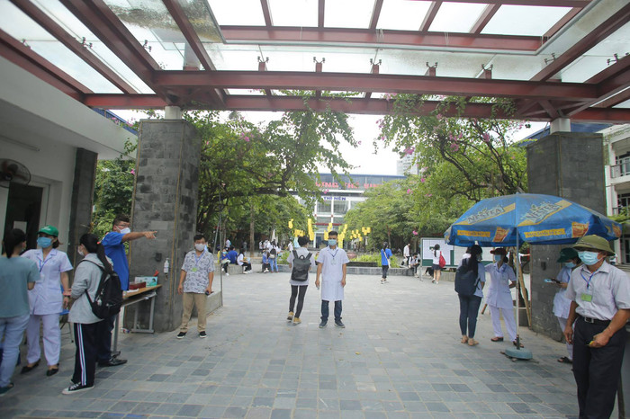 Cán bộ y tế có mặt sớm tại cổng trường