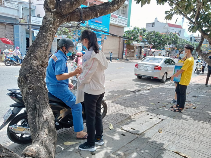 Thí sinh và phụ huynh có mặt từ sớm tại điểm thi Trường THPT Châu Văn Liêm (TP. Cần Thơ).