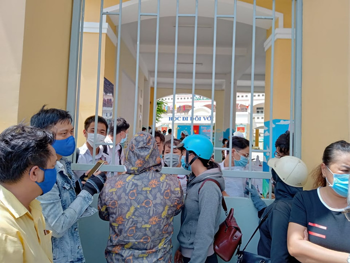 Phụ huynh dặn dò thí sinh trước khi vào phòng thi. 