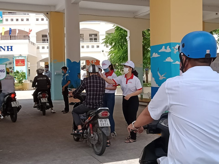 Thí sinh tại điểm thi THCS Đoàn Thị Điểm (TP. Cần Thơ) được đo thân nhiệt trước khi vào phòng thi