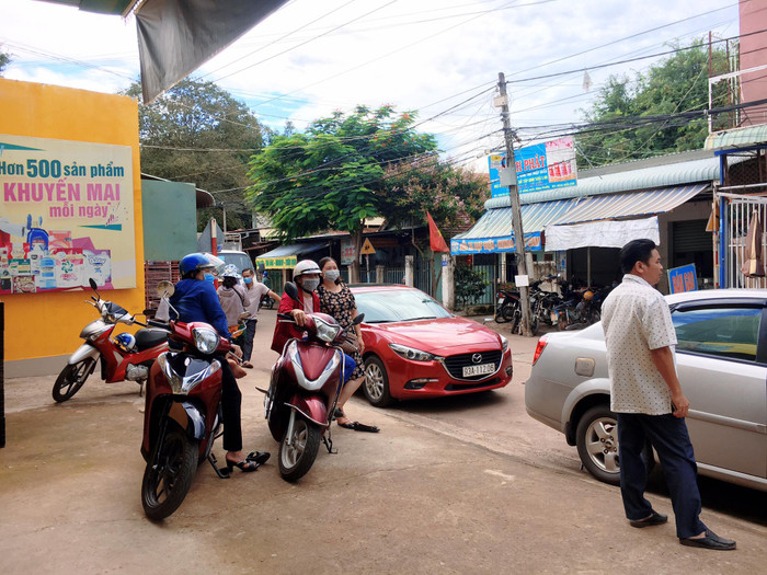 Nhiều thí sinh được phụ huynh đưa đón đến cổng trường. 