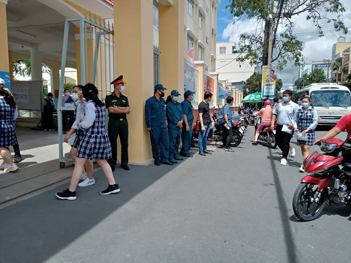 Lực lượng an ninh cũng như đội xe ôm miễn phí có mặt từ sớm để hỗ trợ thí sinh khi cần thiết