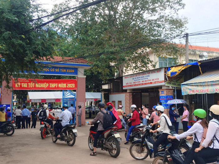 Nhiều thí sinh tự di chuyển bằng xe máy đến điểm thi