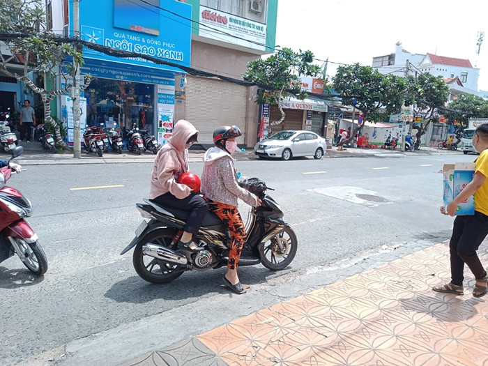 Nhiều phụ huynh đưa thí sinh đến tận cổng trường