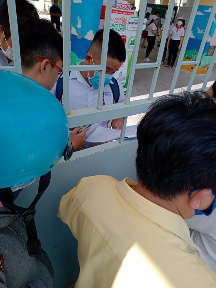 Mặc dù đã vào bên trong điểm thi, tuy nhiên các thí sinh vẫn tranh thủ thời gian xem lại các bài toán và hỏi lại thầy cô của mình một lần nữa 