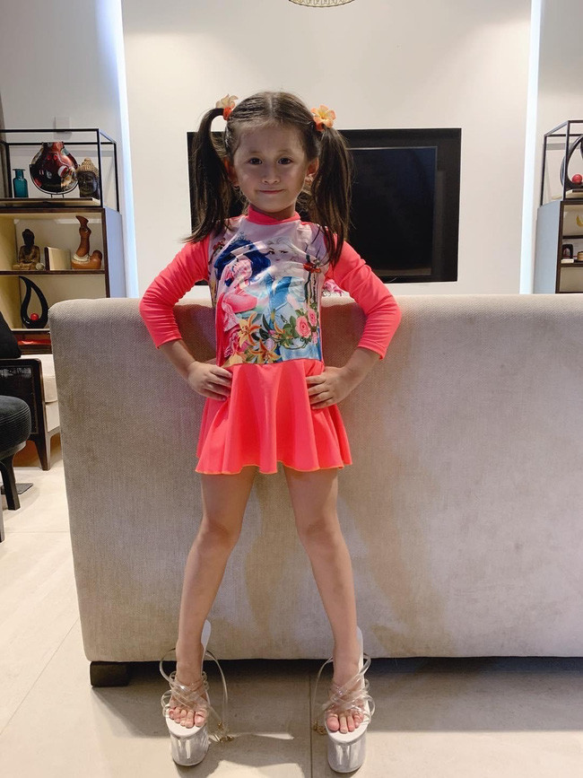 Có thể thấy, &nbsp;bé Kiến mới 5 tuổi nhưng thần thái, tạo dáng lại đậm chất người mẫu, cực kỳ chuyên nghiệp