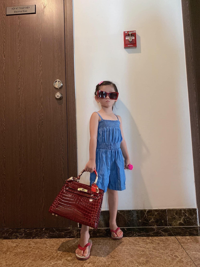 Mới 5 tuổi nhưng con gái Trang Trần đã đi giày cao gót, tạo dáng như người mẫu chuyên nghiệp Ảnh 10