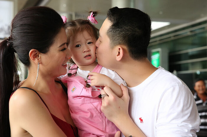 Bé Kiến của Trang Trần và ông xã Louis Trần có gương mặt đáng yêu, lém lỉnh và đôi chút lai Tây dù bố mẹ đều là người Việt