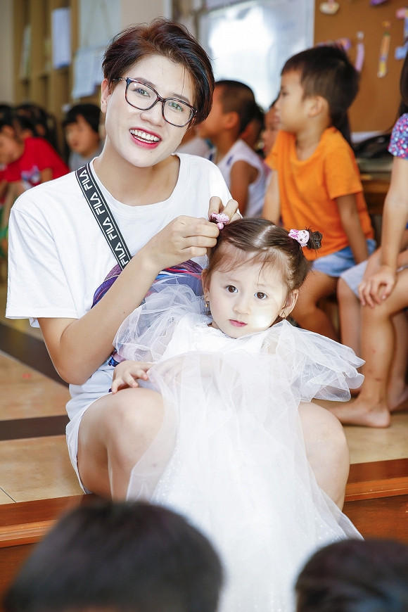 Cô bé được cư dân mạng khen ngợi khi sở hữu nhiều đường nét sắc sảo từ mẹ