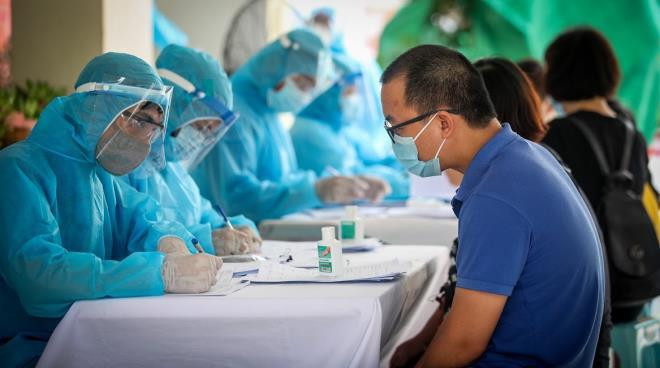 Người dân Hà Nội được test nhanh COVID-19. Ảnh VTC News