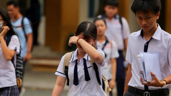 Một thí sinh ở Thanh Hóa bị đình chỉ vì mang điện thoại vào phòng thi. Ảnh minh họa