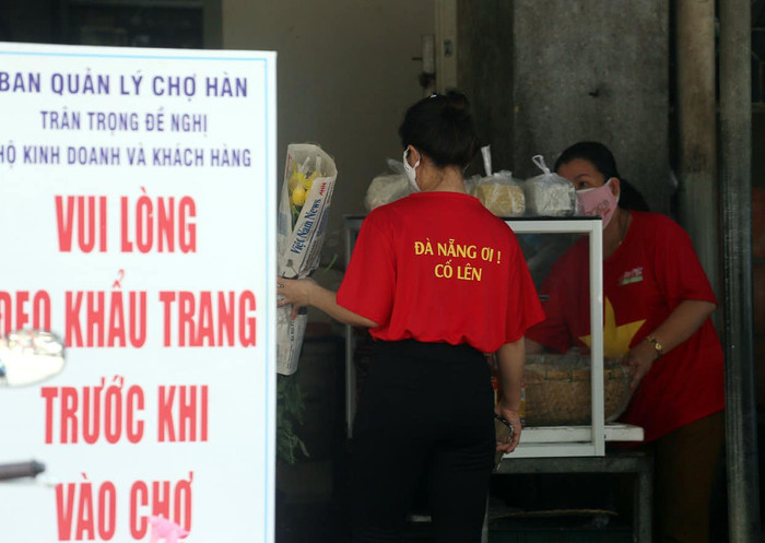 Ngay sau khi phát động phong trào, đông đảo bà con tiểu thương đã thực hiện nghiêm các quy tắc phòng dịch...