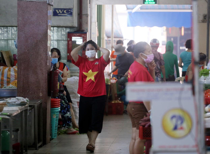Tiểu thương đồng loạt mặc áo cờ đỏ sao vàng, phía sau in dòng chữ 'Đà Nẵng ơi cố lên' Ảnh 9