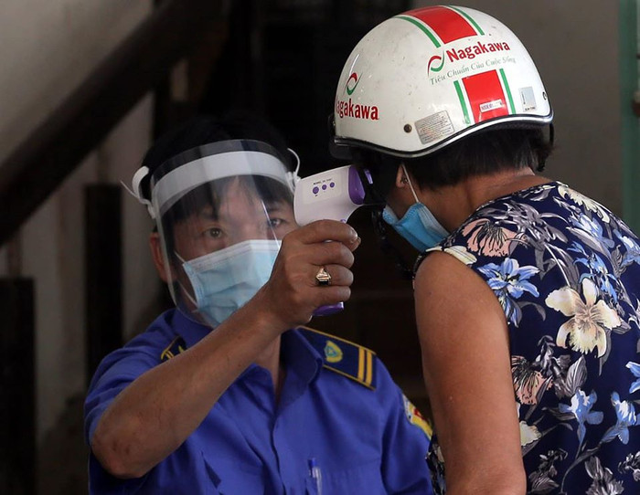 Tiểu thương đồng loạt mặc áo cờ đỏ sao vàng, phía sau in dòng chữ 'Đà Nẵng ơi cố lên' Ảnh 15