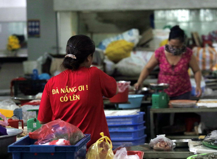 Phía sau áo có dòng chữ 'Đà nẵng ơi! cố lên'.