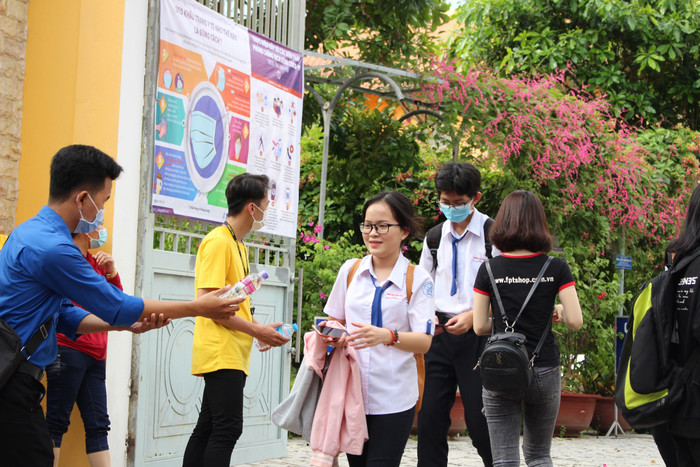 Đội sinh viên tình nguyện tiếp nước cho thí sinh