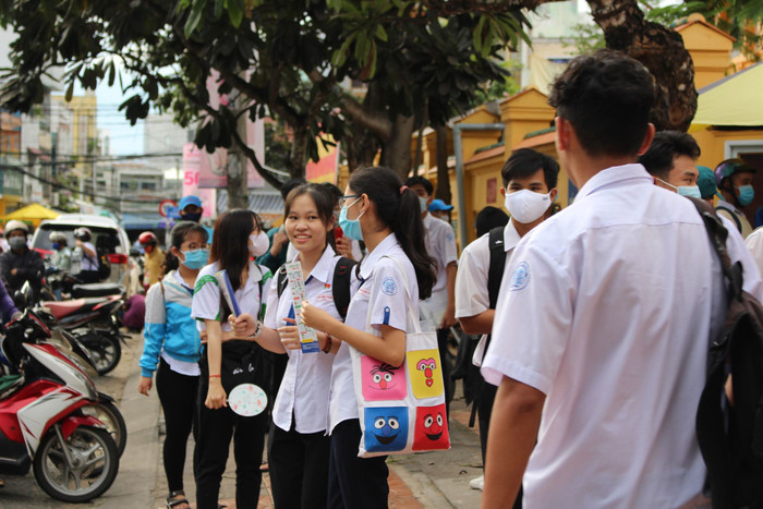 Sáng nay, môn Ngữ Văn cũng được các thí sinh đánh giá là vừa sức...