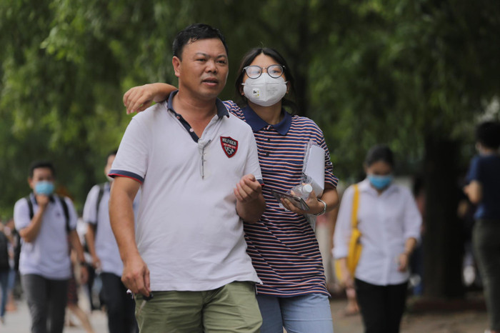 Thí sinh rời phòng thi và có bố đón đợi.